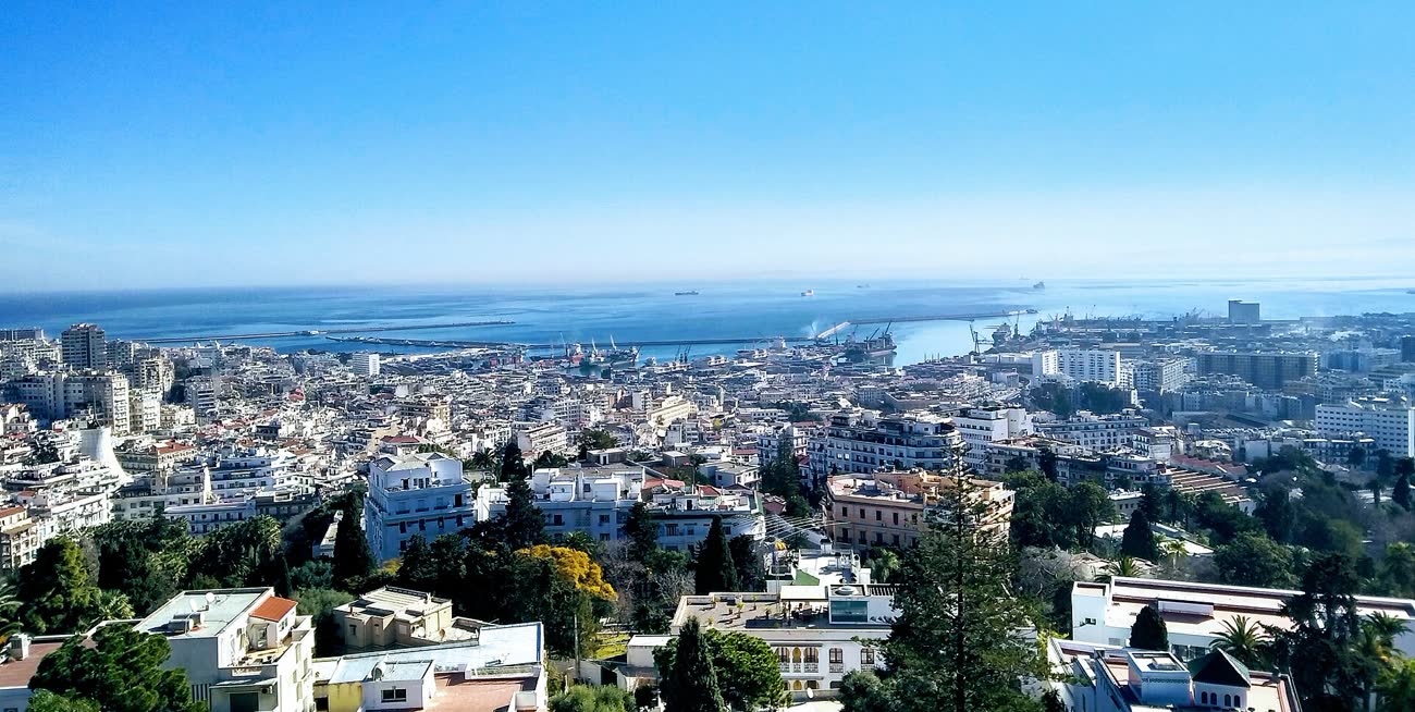 La baie d'Alger, la ville blanche et son port vus des hauteurs
