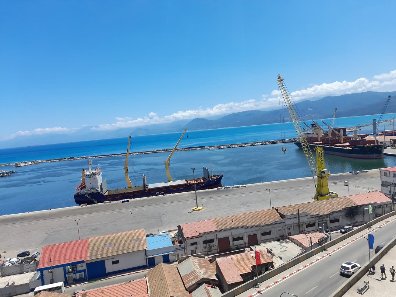 Le port de Béjaïa, ses quais et la baie