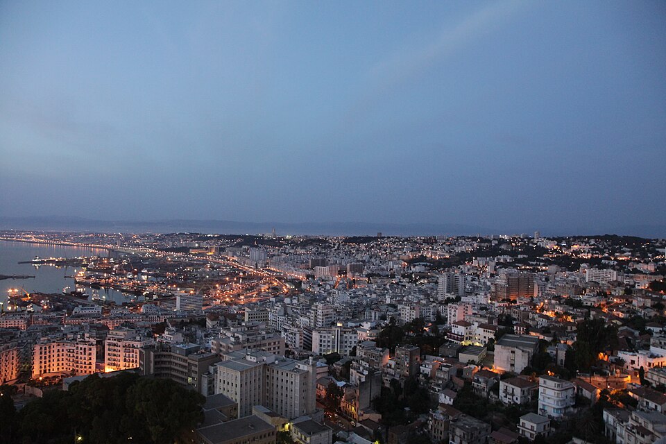 La baie d'Alger illuminée la nuit