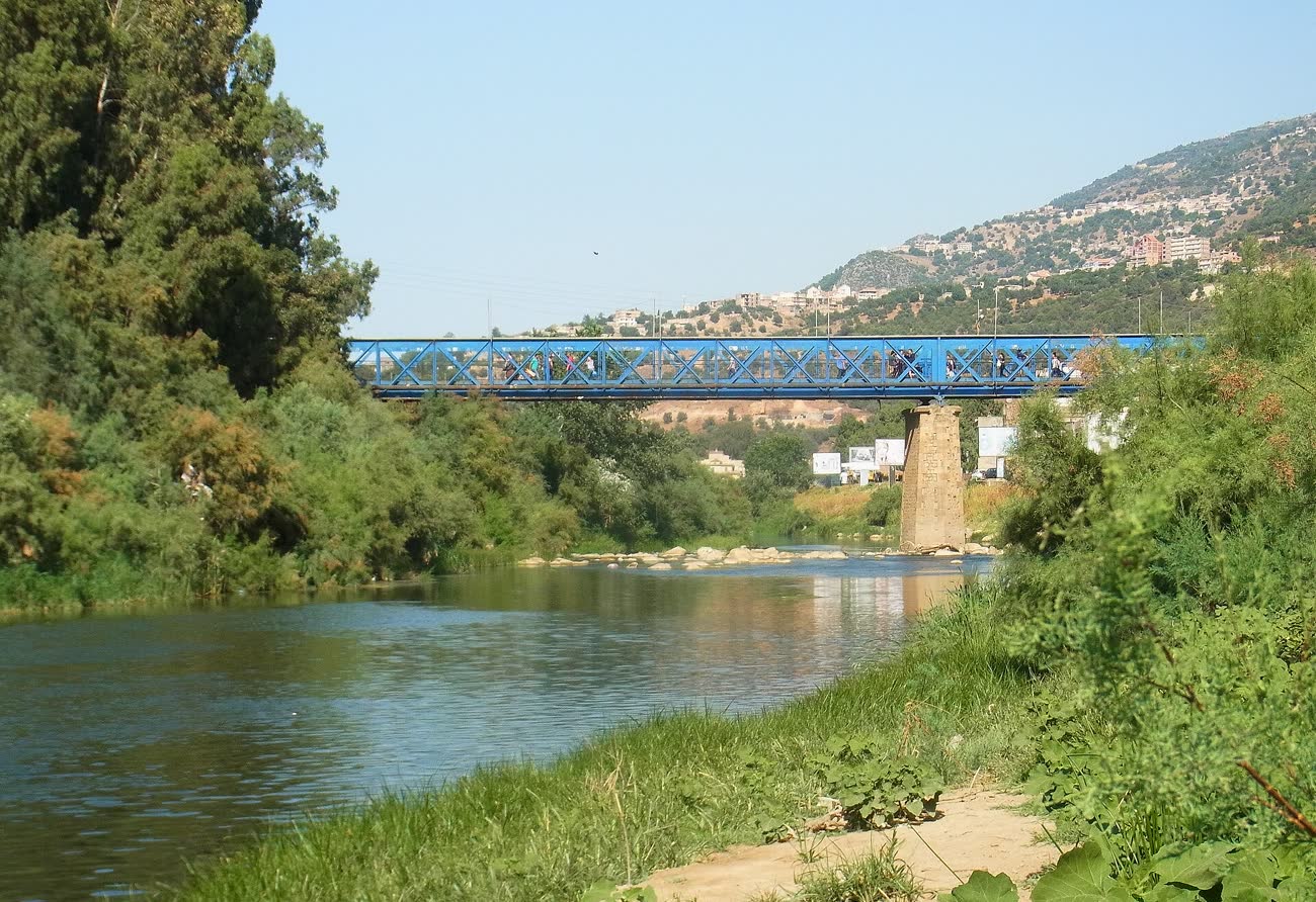 Le pont métallique de Sidi-Aïch enjambant la Soummam